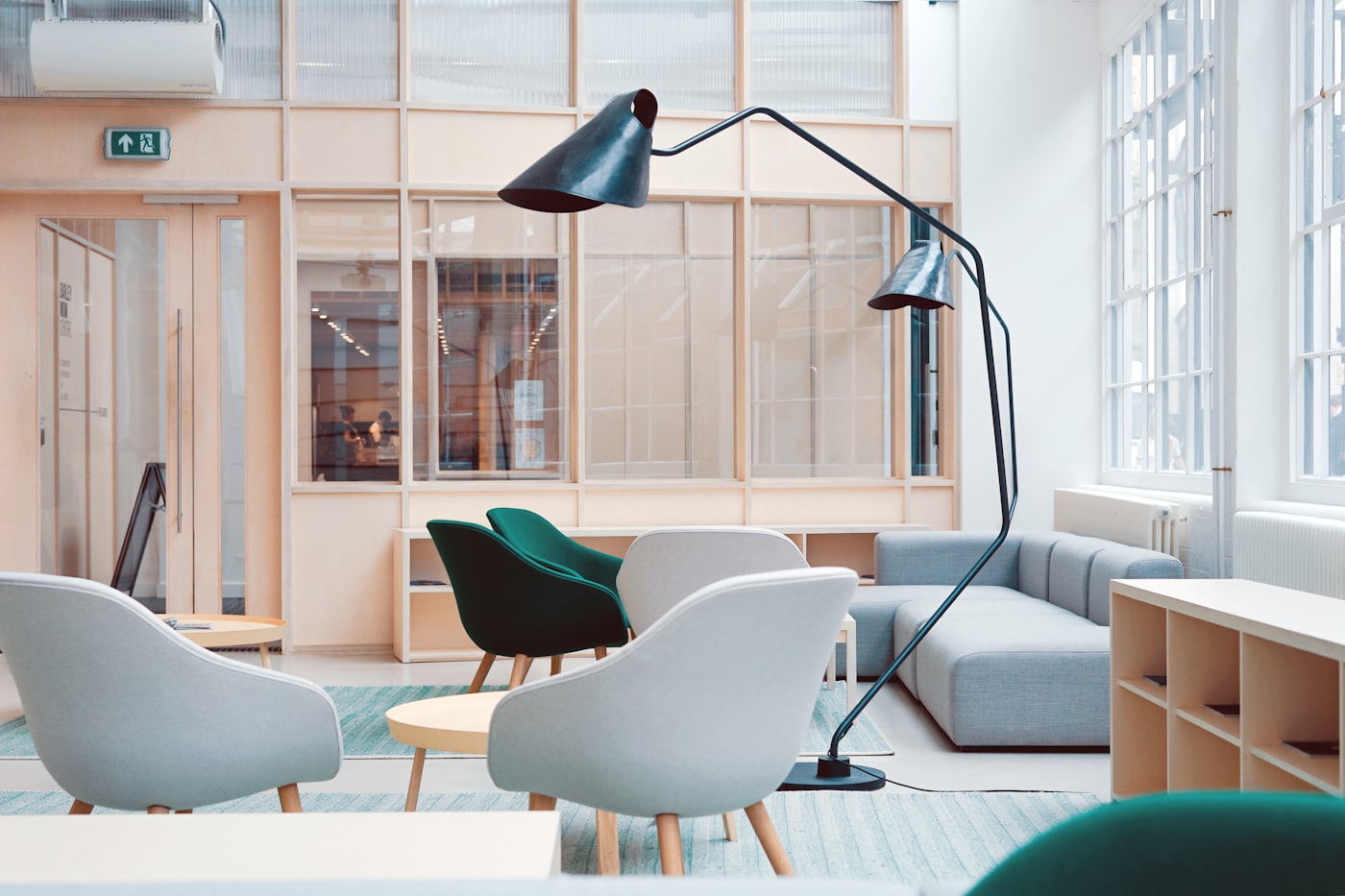 Espace de travail partagé, fauteuils et grande verrière